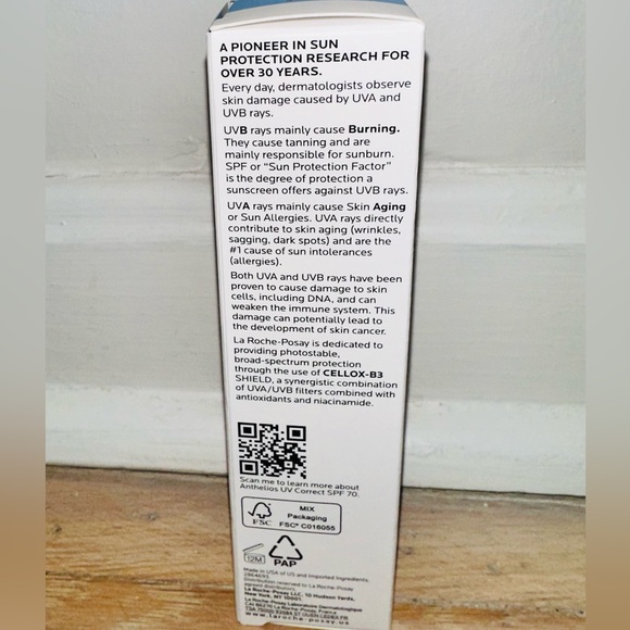 La Roche-Posay Anthelios UV Correct SPF 70 Daily Face Sunscreen with Niacinamide - Picture 11 of 12